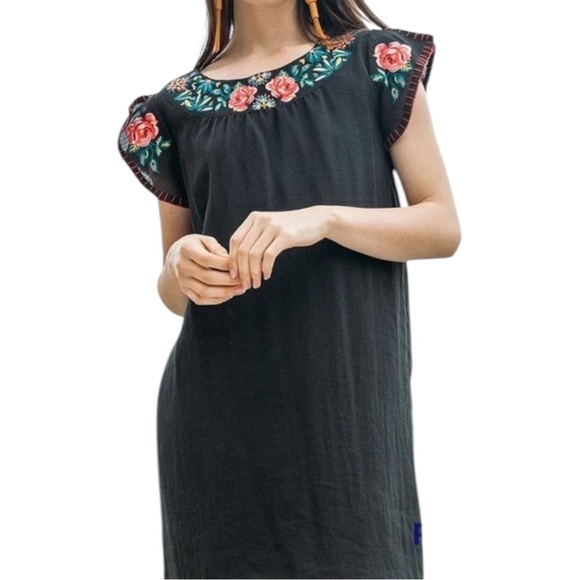 THML Black Embroidered Short Shift Dress sz M Lined Short Sleeve Boho Roses - Picture 1 of 7